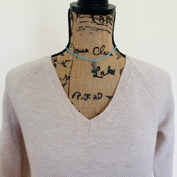 GAP Champagne Oatmeal Waffle Textured Merino Wool Womens V Neck Sweater Sz XS - Picture 3 of 7